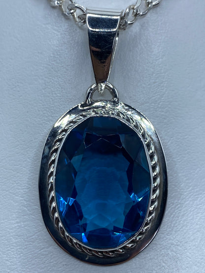 Dije de plata 950 con circonia azul en marco ovalado engastada, colgante de cadena plateada