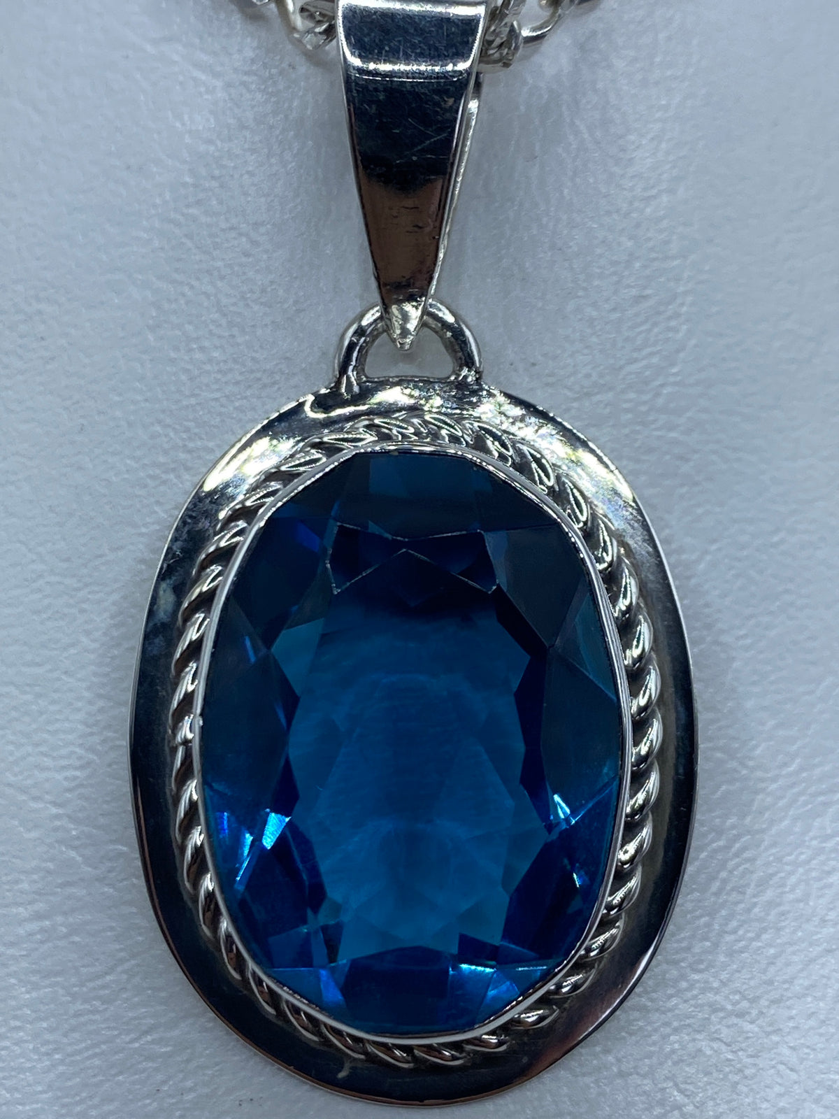 Dije de plata 950 en escala de medida, mostrando tamaño real de 5.2 cm de largo