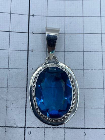 Reverso del dije con marca de Quinto 950 grabada en la plata