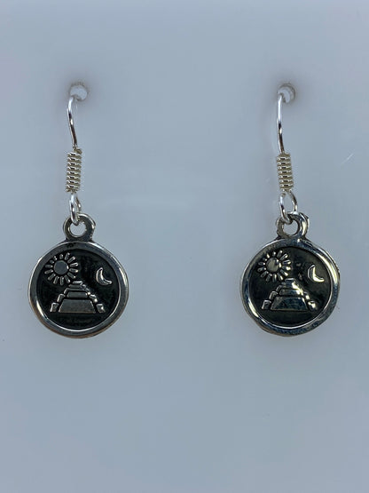 Par de aretes de plata 925 con pirámide prehispánica y símbolos celestes, repujados a mano