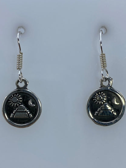 Aretes de plata colgados mostrando el largo de 2.4 cm