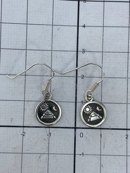 Reverso de los aretes mostrando el Quinto 925 y la textura del repujado