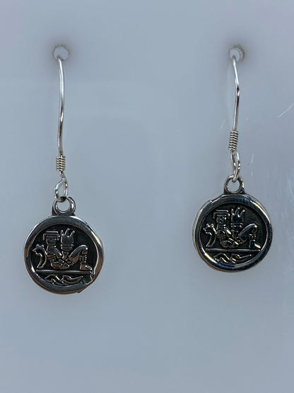 Par de aretes de plata 925 con San Jorge y el dragón en relieve repujado