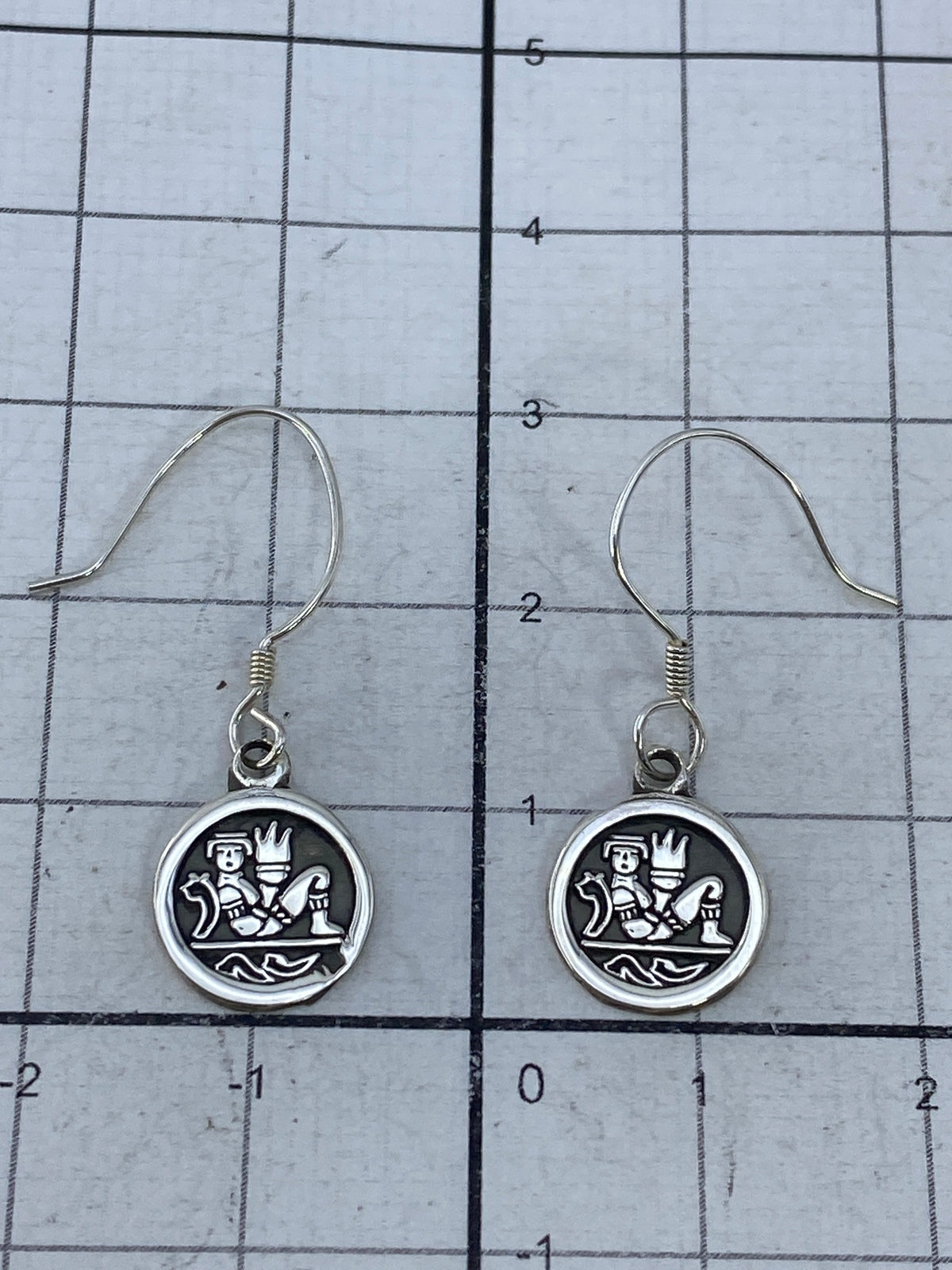 Detalle del Quinto 925 y el acabado repujado en cada arete