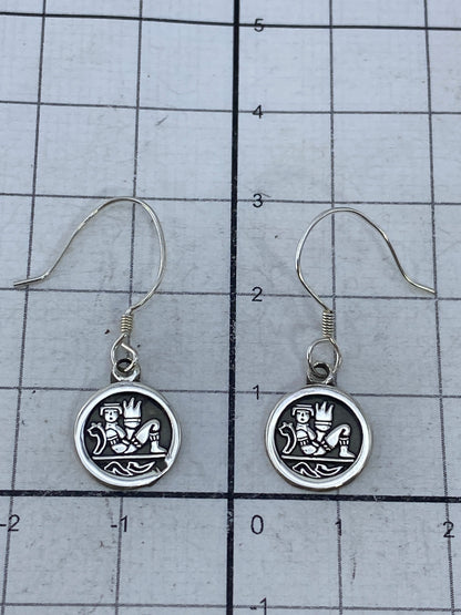 Detalle del Quinto 925 y el acabado repujado en cada arete