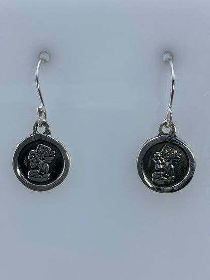 Par de aretes de plata con repujado prehispánico en diseño circular