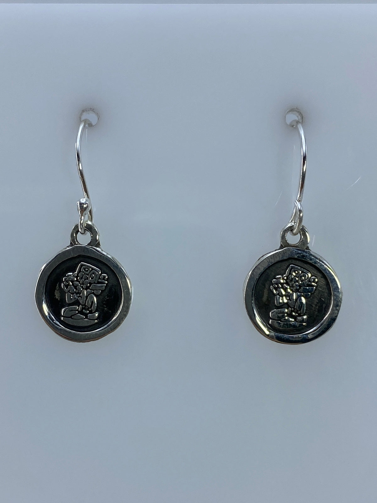 Detalle del motivo repujado en la cara frontal del arete