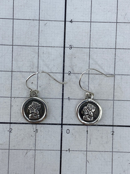 Aretes en la oreja mostrando cómo lucen a diario