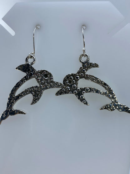 Par de aretes de plata 925 con forma de tiburón en granulado de Taxco, vista frontal