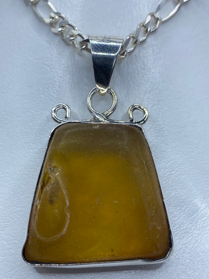 Dije de plata 950 con ámbar amarillo engastado, forma trapezoidal