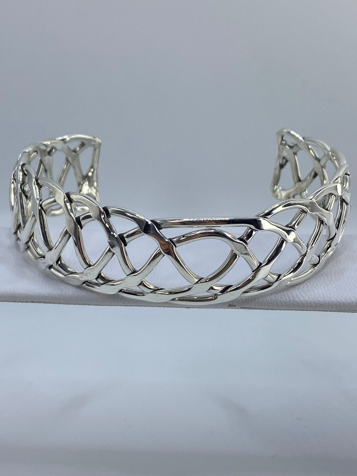 Brazalete de plata con calado abierto en forma de puño, vista frontal