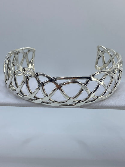 Brazalete de plata con calado abierto en forma de puño, vista frontal
