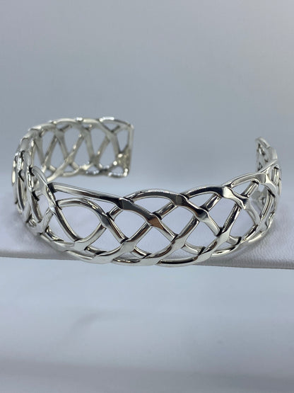 Detalle lateral del brazalete rígido mostrando el patrón de calado y profundidad