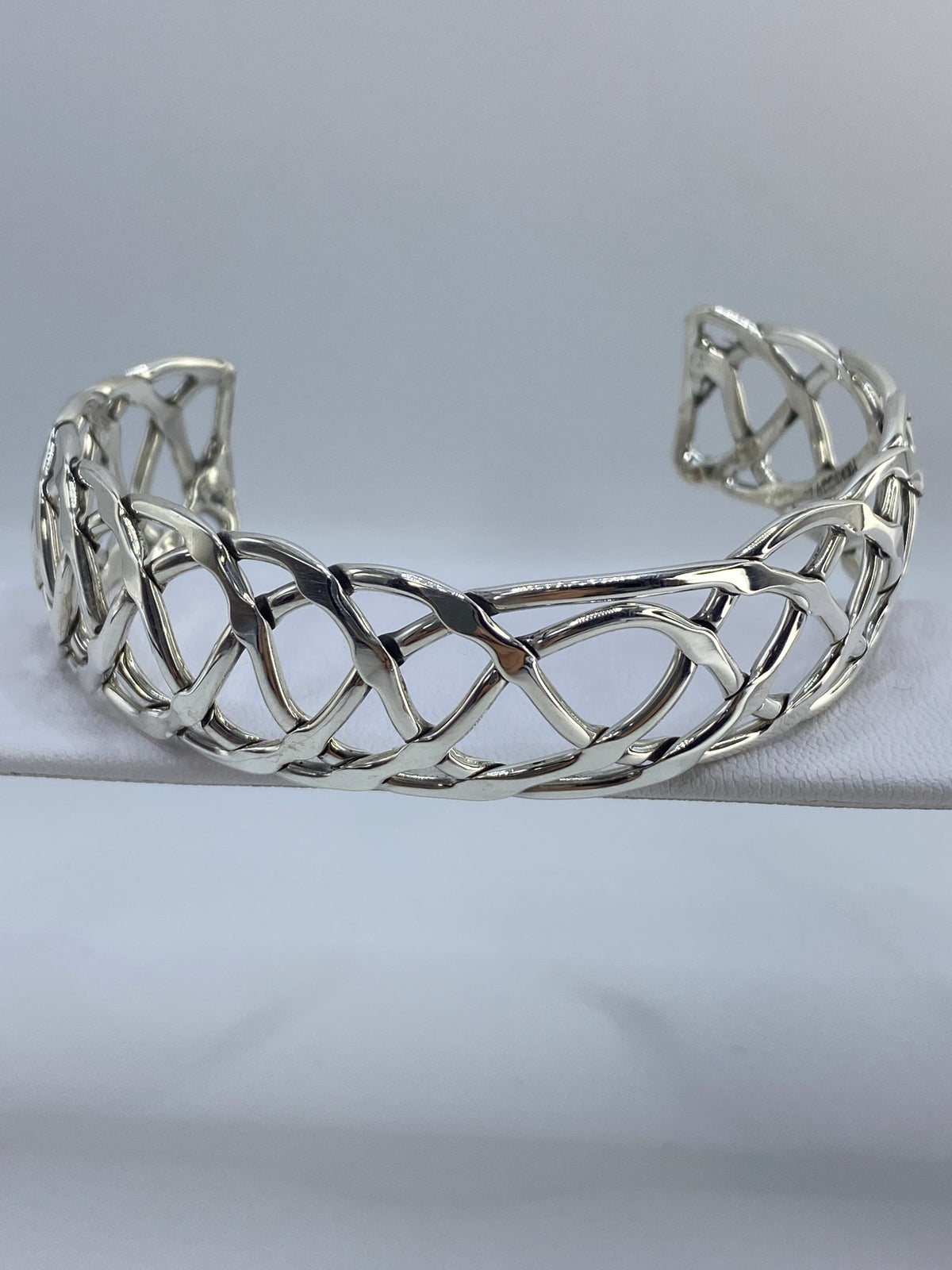 Brazalete de plata 925 calado puesto en la muñeca, vista en uso