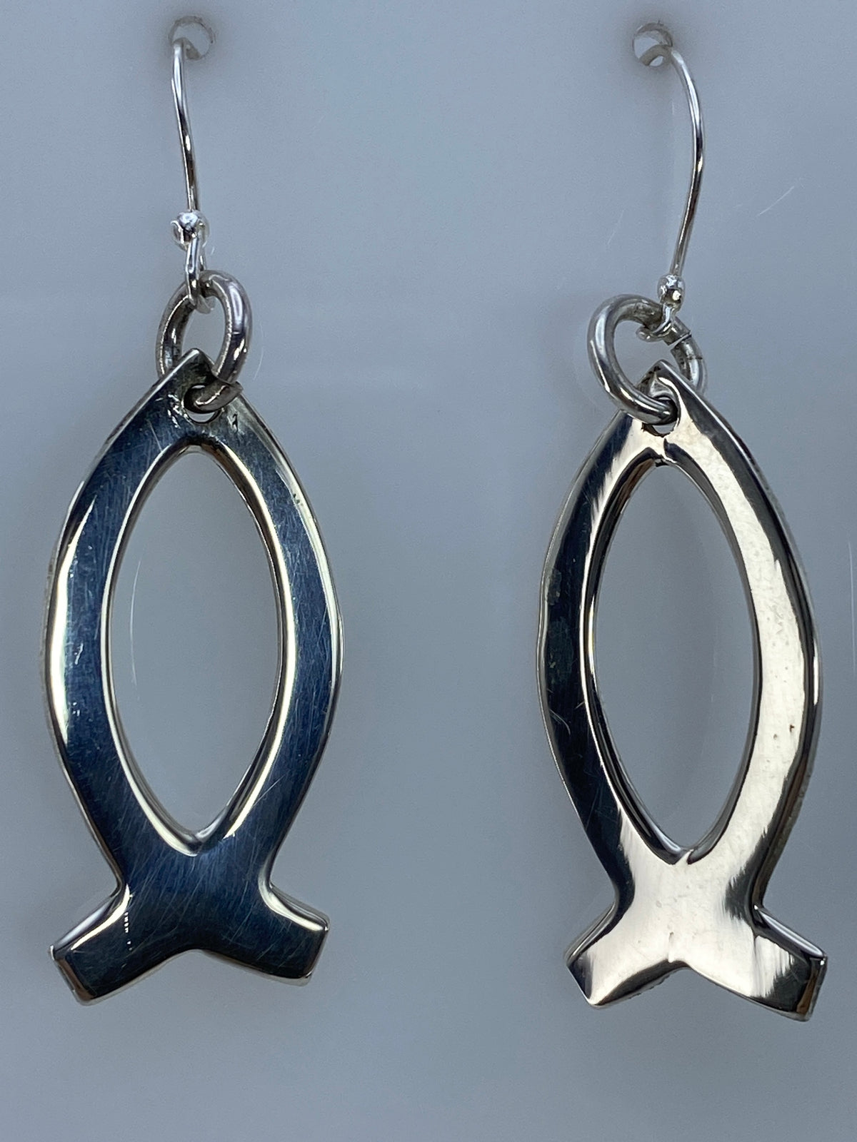 Aretes de plata 925 con técnica de calado en forma de pez minimalista