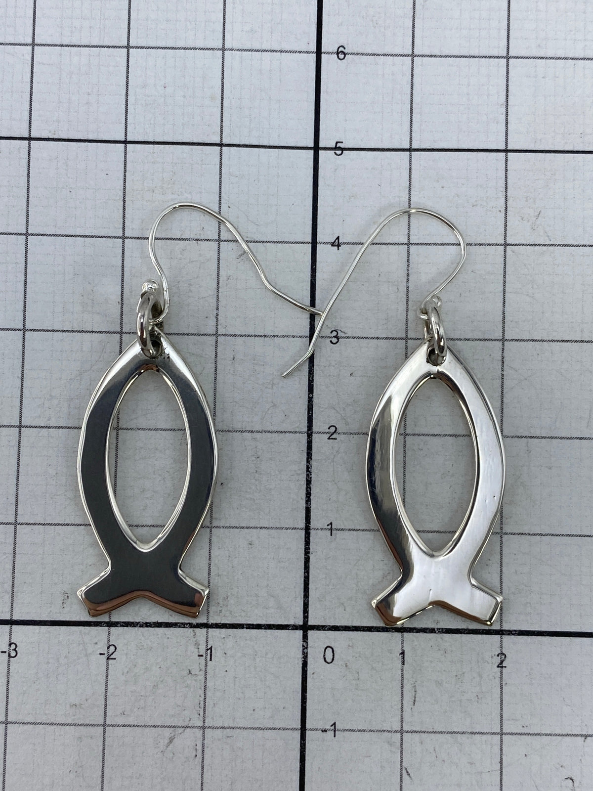 Aretes puestos mostrando el tamaño discreto de 4.3 cm
