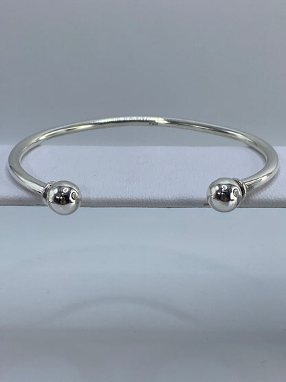 Brazalete rígido de plata 925 en cartoneado de Taxco, diámetro 7 cm, visto de frente