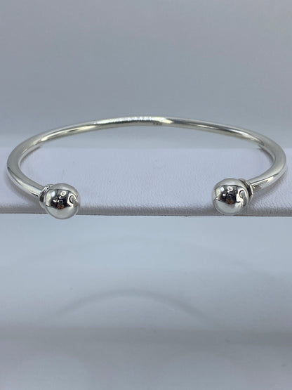 Vista lateral del brazalete de plata, detalle del volumen 3D de la técnica cartoneado