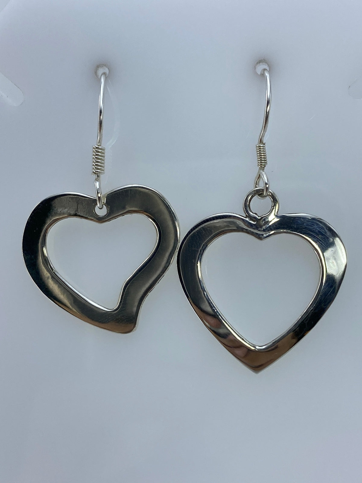 Par de aretes de plata 925 en forma de corazón minimalista con técnica de calado