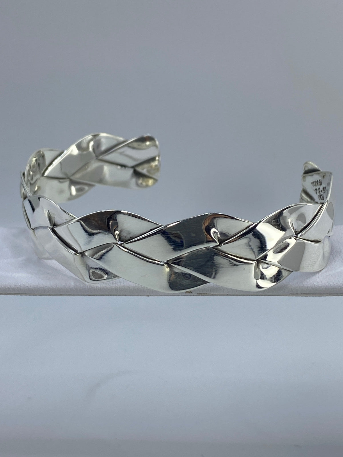 Vista frontal del brazalete tipo esclava con abertura de plata 925 Taxco