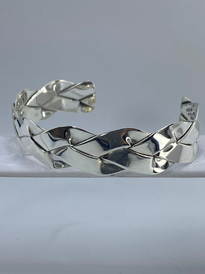 Vista frontal del brazalete tipo esclava con abertura de plata 925 Taxco