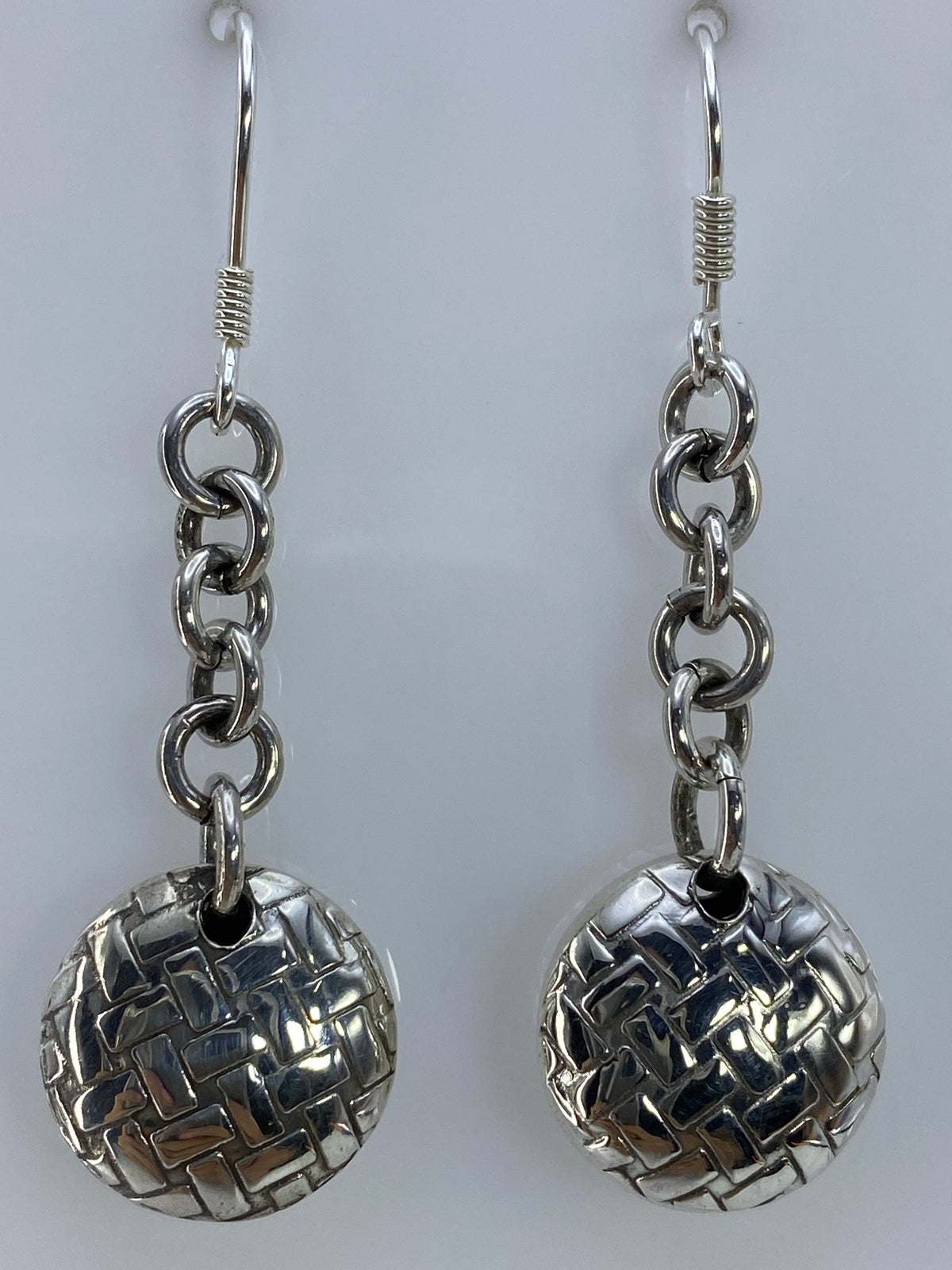 Par de aretes de plata cartoneado con patrón geométrico rectangular tridimensional