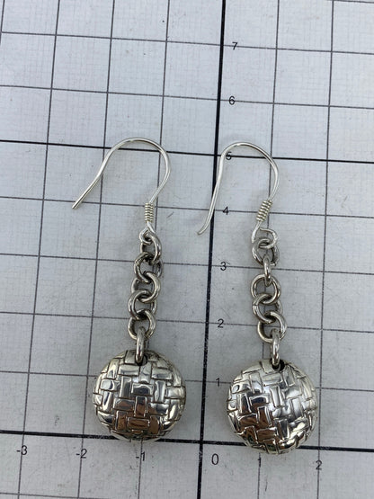 Aretes puestos de frente, mostrando la presencia geométrica y el largo de 5.1 cm