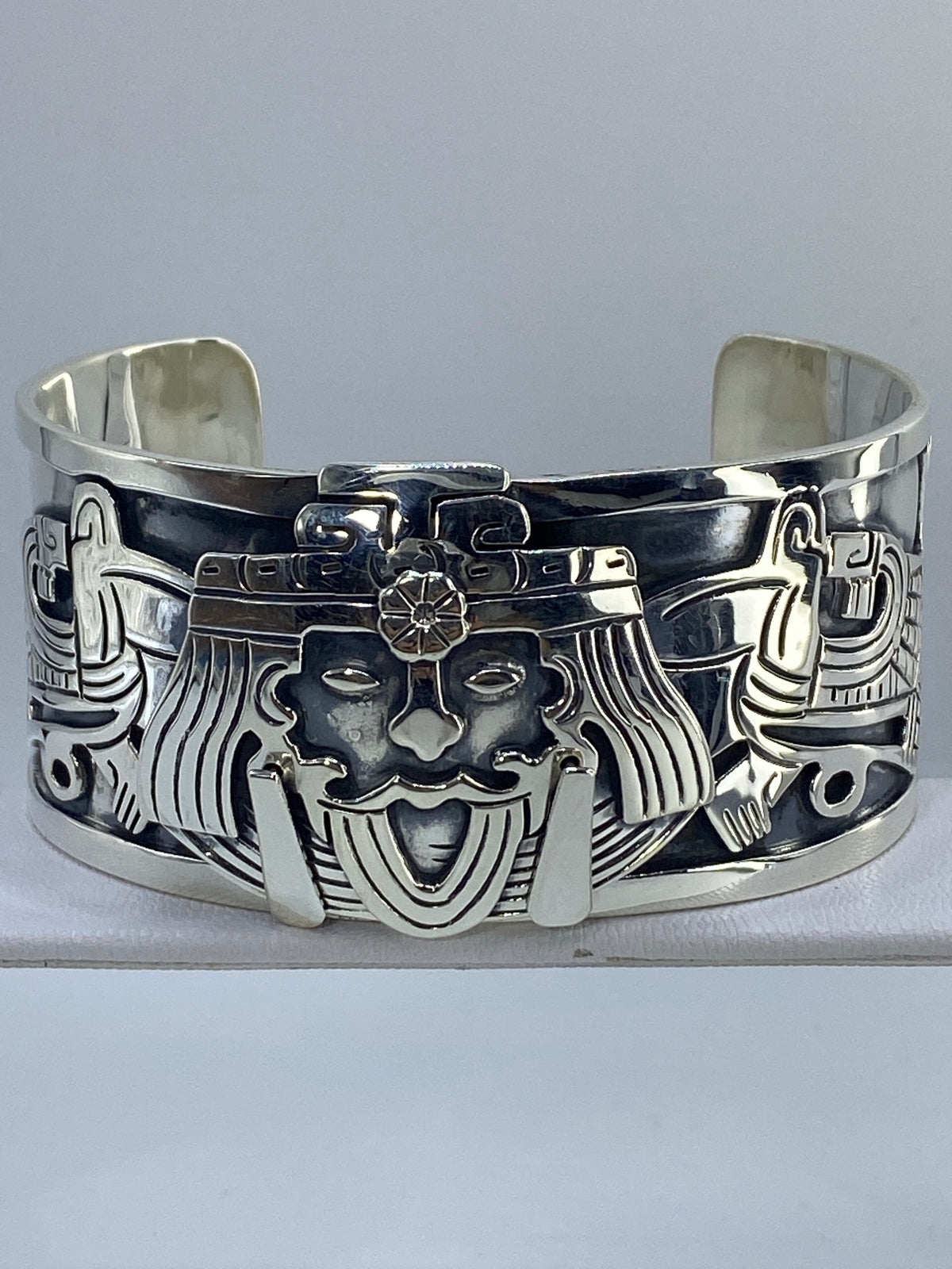 Brazalete rígido de plata 925 repujado con figura prehispánica, vista frontal con rostro tallado