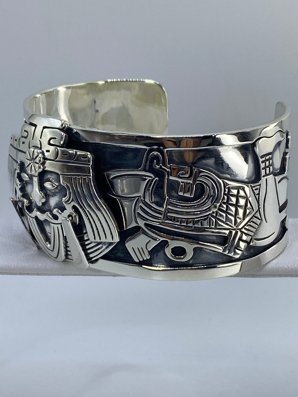 Brazalete sobre la muñeca de un hombre mostrando el diámetro interior de 7 cm y el ancho de la banda