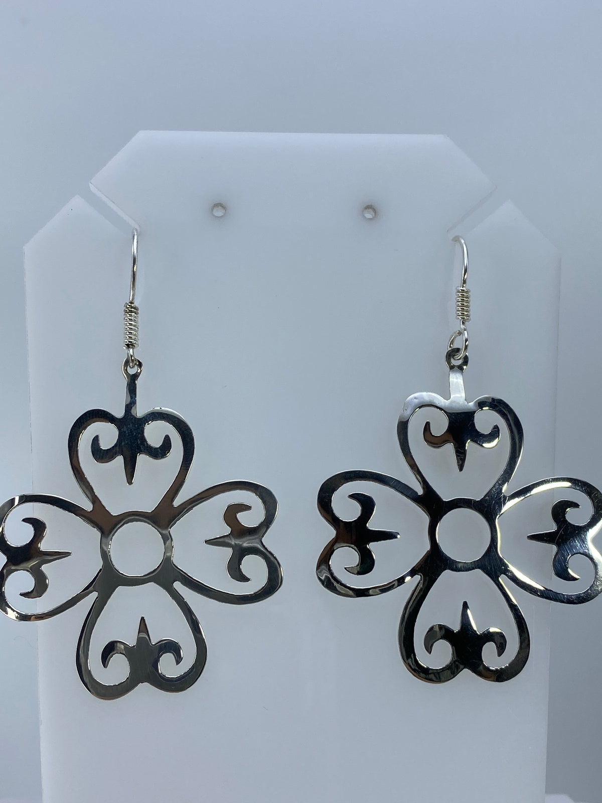 Aretes colgando en modelo, mostrando la caída elegante del calado prehispánico