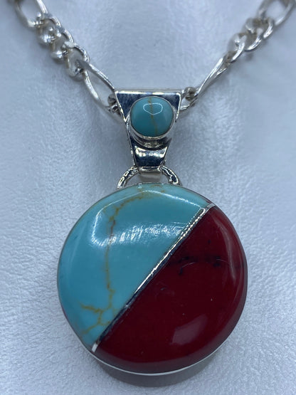 Dije de plata con turquesa azul cielo y coral roja engastadas, colgante en cadena plateada