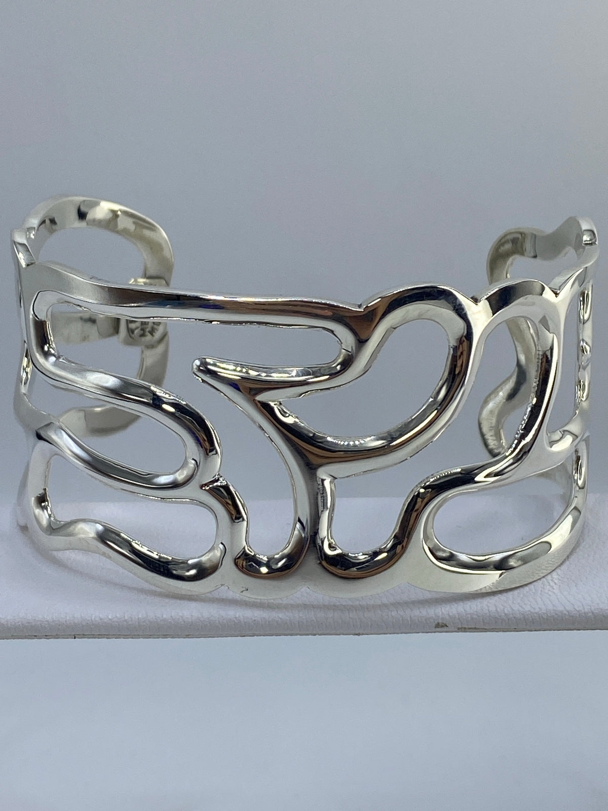 Brazalete de plata calado en esclava rígida, vista frontal mostrando el diámetro interior de 6.6 cm