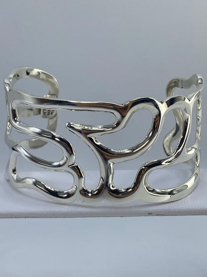 Brazalete de plata calado en esclava rígida, vista frontal mostrando el diámetro interior de 6.6 cm