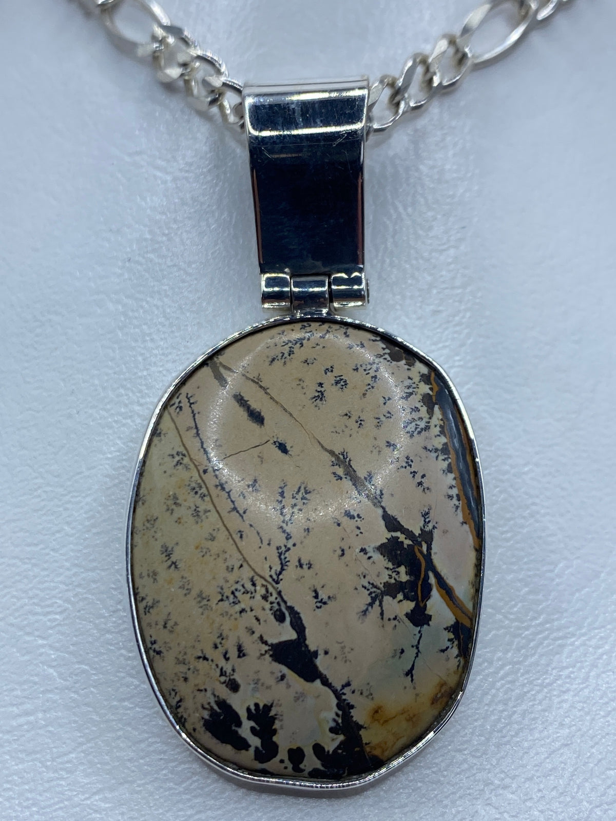 Dije de plata oval con piedra natural de patrón dendrítico café y negro