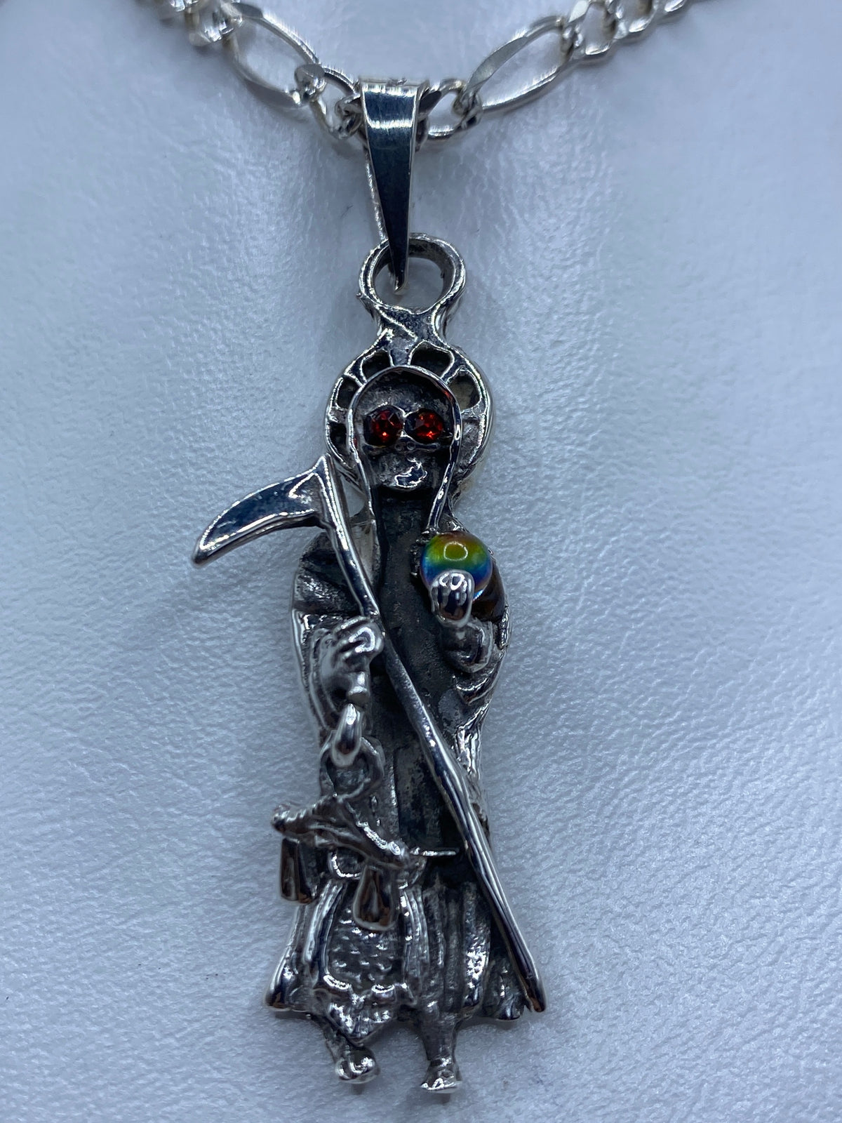 Dije Santa Muerte en plata 925 con circonia roja en los ojos, colgando de cadena plateada