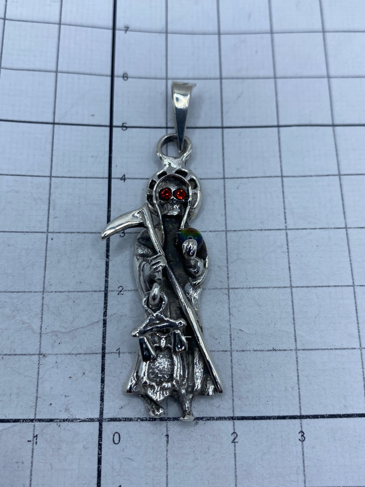 Dije Santa Muerte de Taxco visto desde atrás, detalles del vaciado y acabado en plata