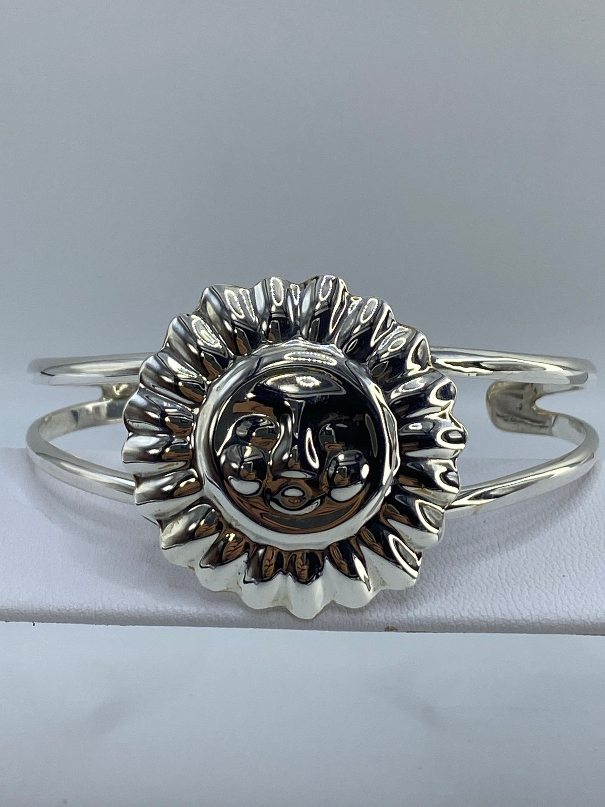 Brazalete de plata 925 repujado con motivo Sol y Luna, en abertura tipo esclava