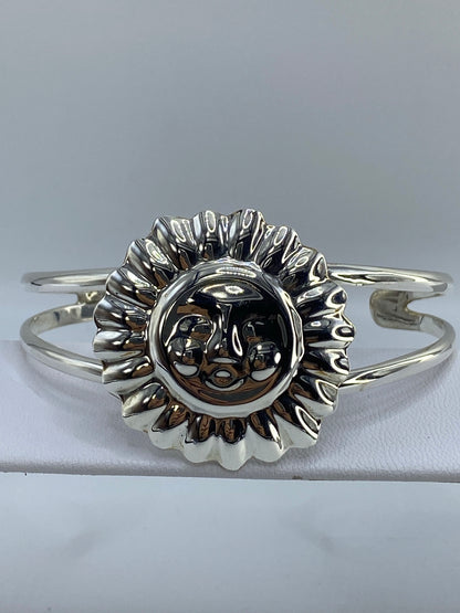 Brazalete de plata 925 repujado con motivo Sol y Luna, en abertura tipo esclava