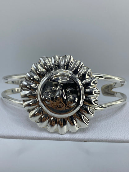 Brazalete puesto en la muñeca, detalle del ancho de banda de 4.5 cm