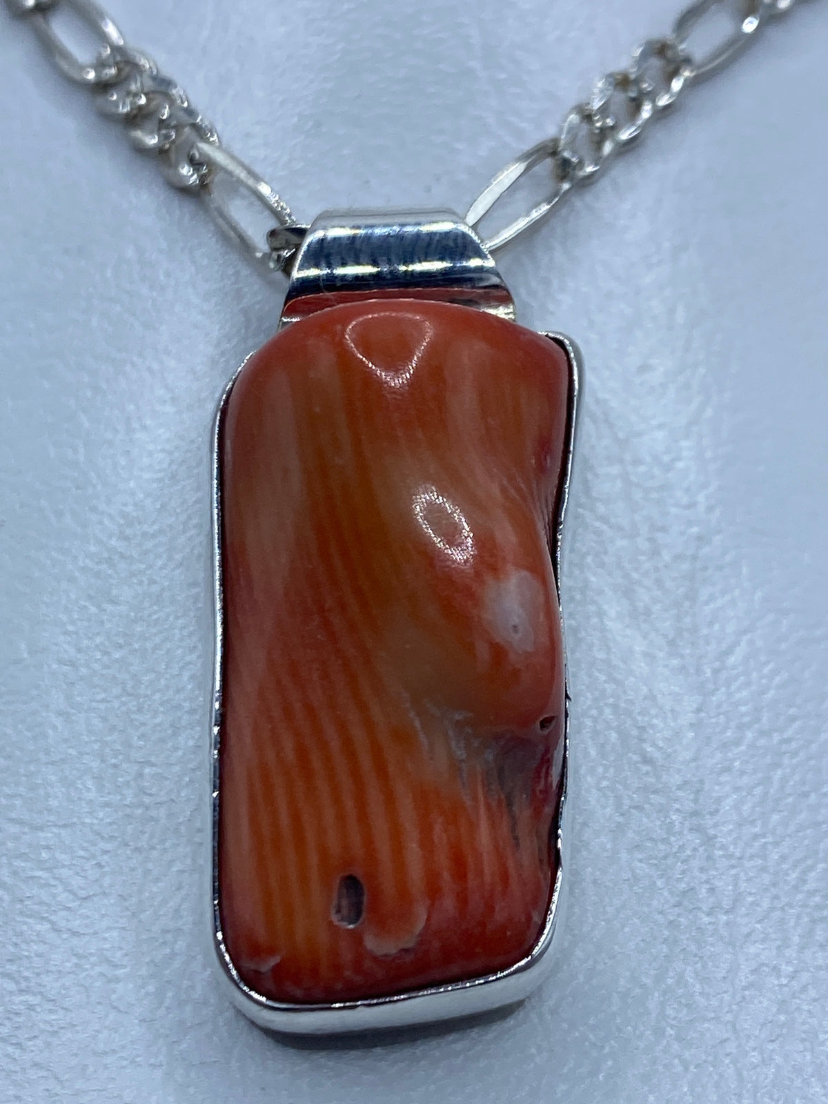 Dije de plata 925 con piedra naranja engastada, colgado de cadena de eslabones