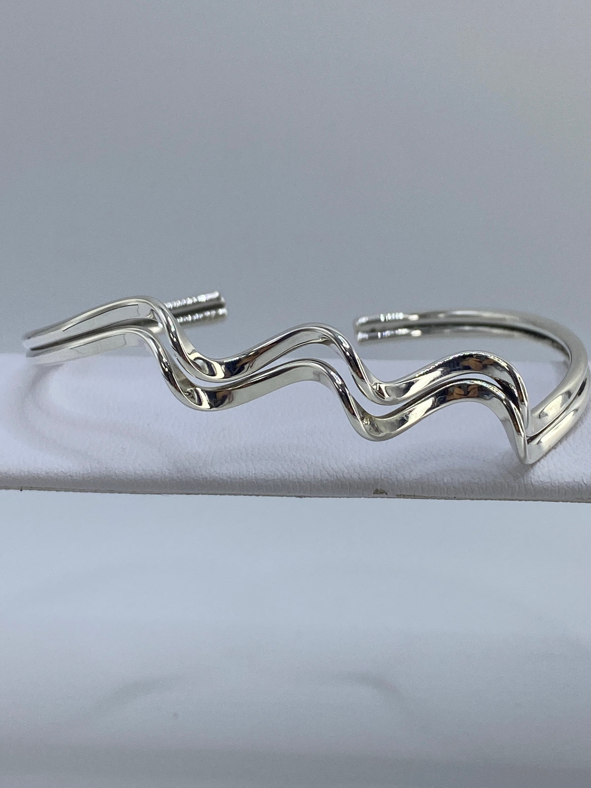 Brazalete puesto en la muñeca mostrando cómo se adapta al diámetro de 6.5 cm