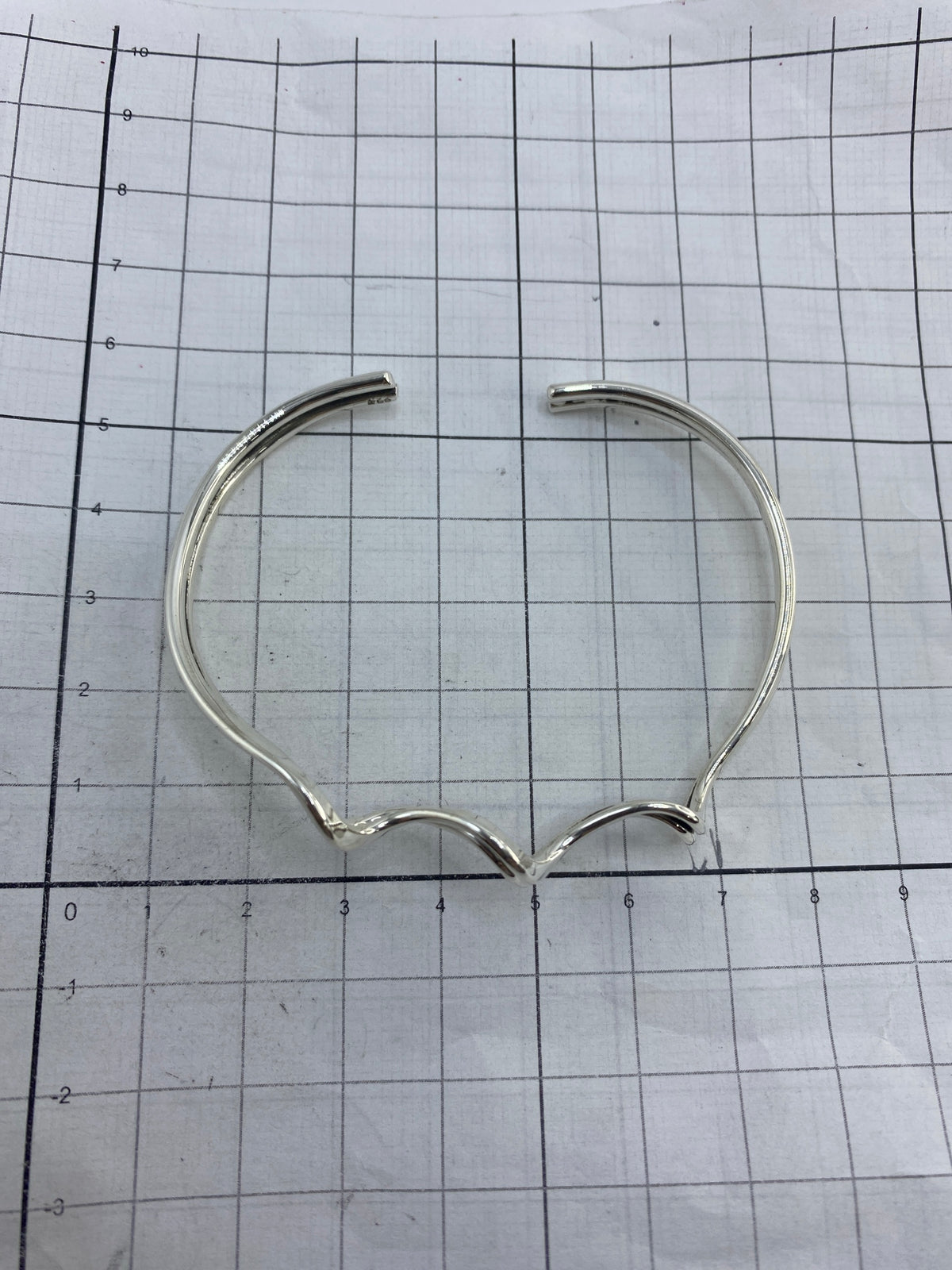 Detalle de la banda ancha y el acabado pulido del brazalete de Taxco