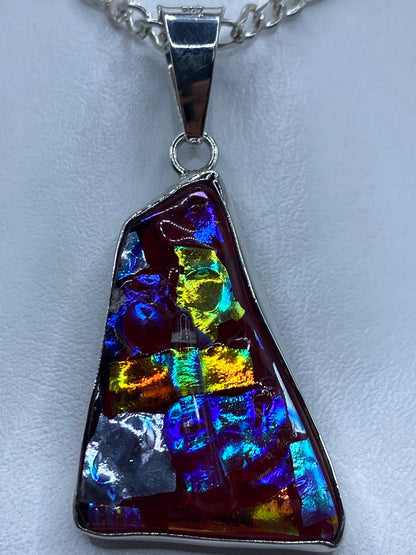 Dije triangular de plata 950 con mosaico de piedra multicolor colgando de cadena