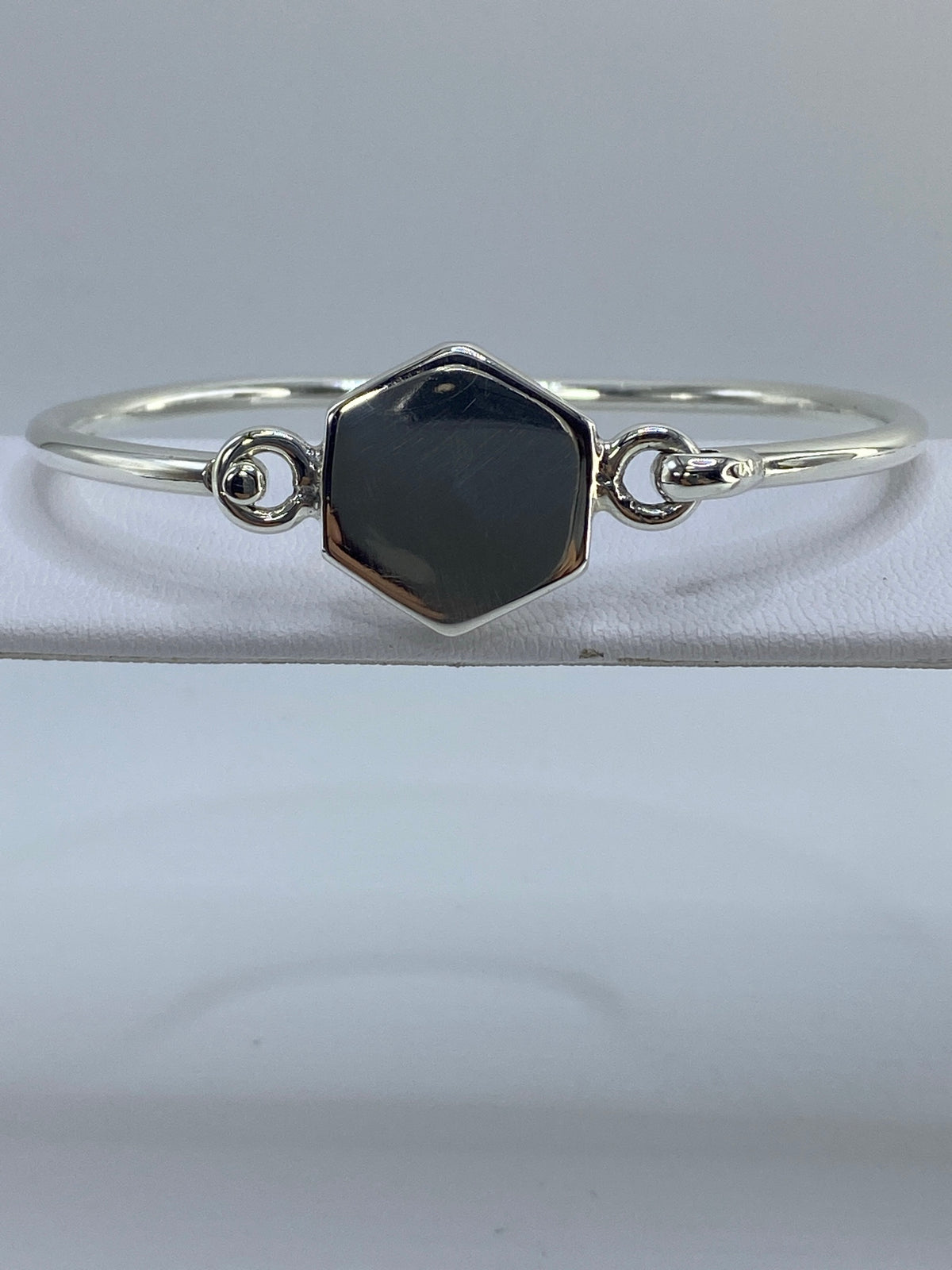 Brazalete puesto en la muñeca, vista lateral mostrando cómo se adapta