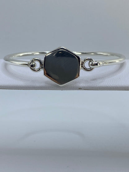 Brazalete puesto en la muñeca, vista lateral mostrando cómo se adapta