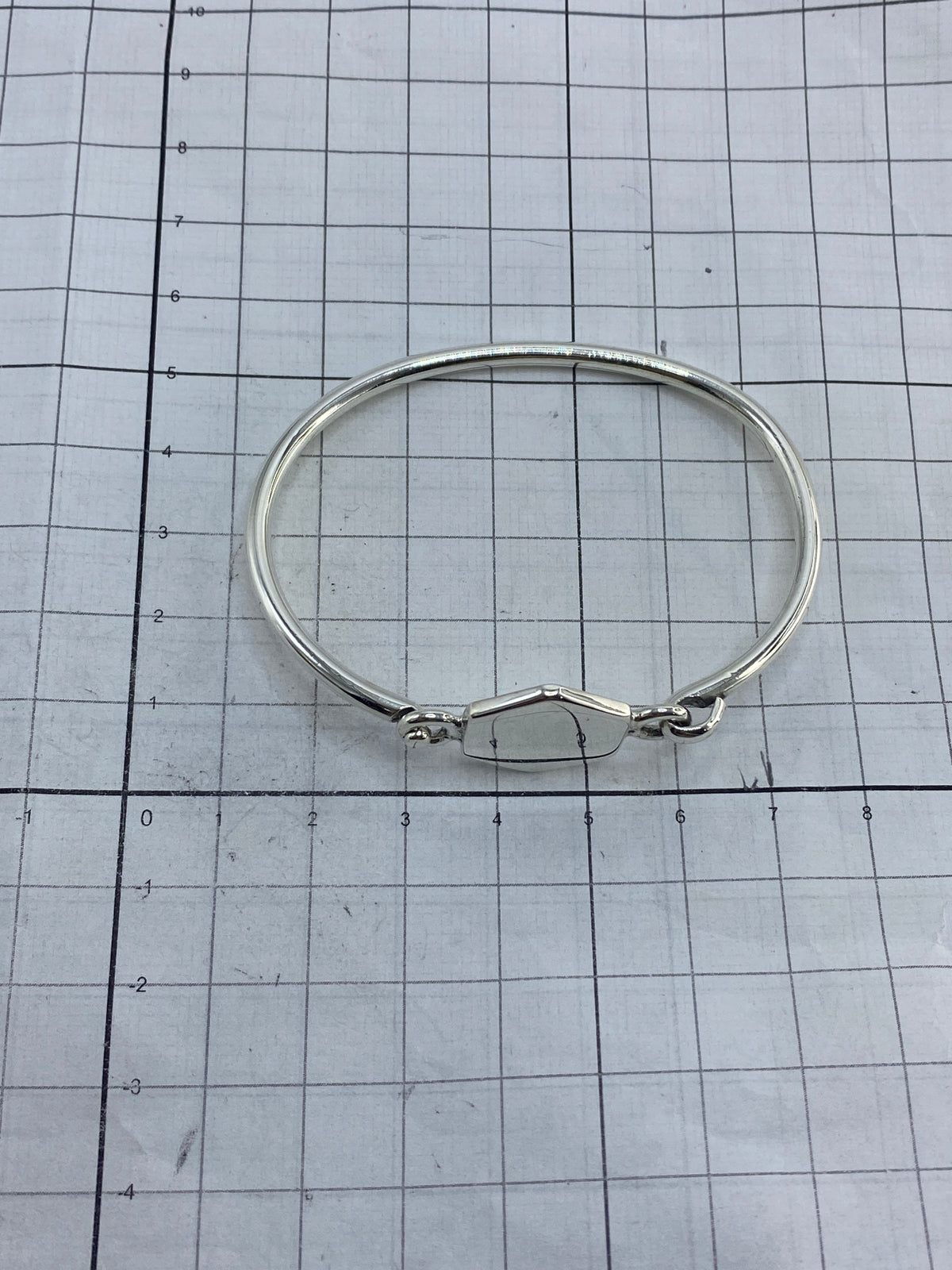 Detalle de la apertura del brazalete y el Quinto 925 en la plata
