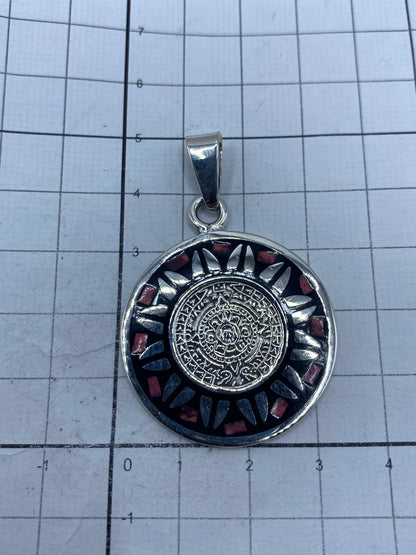 Medida del dije con escala: 5.1 cm de largo × 3.3 cm de ancho, Quinto 925 visible en el reverso