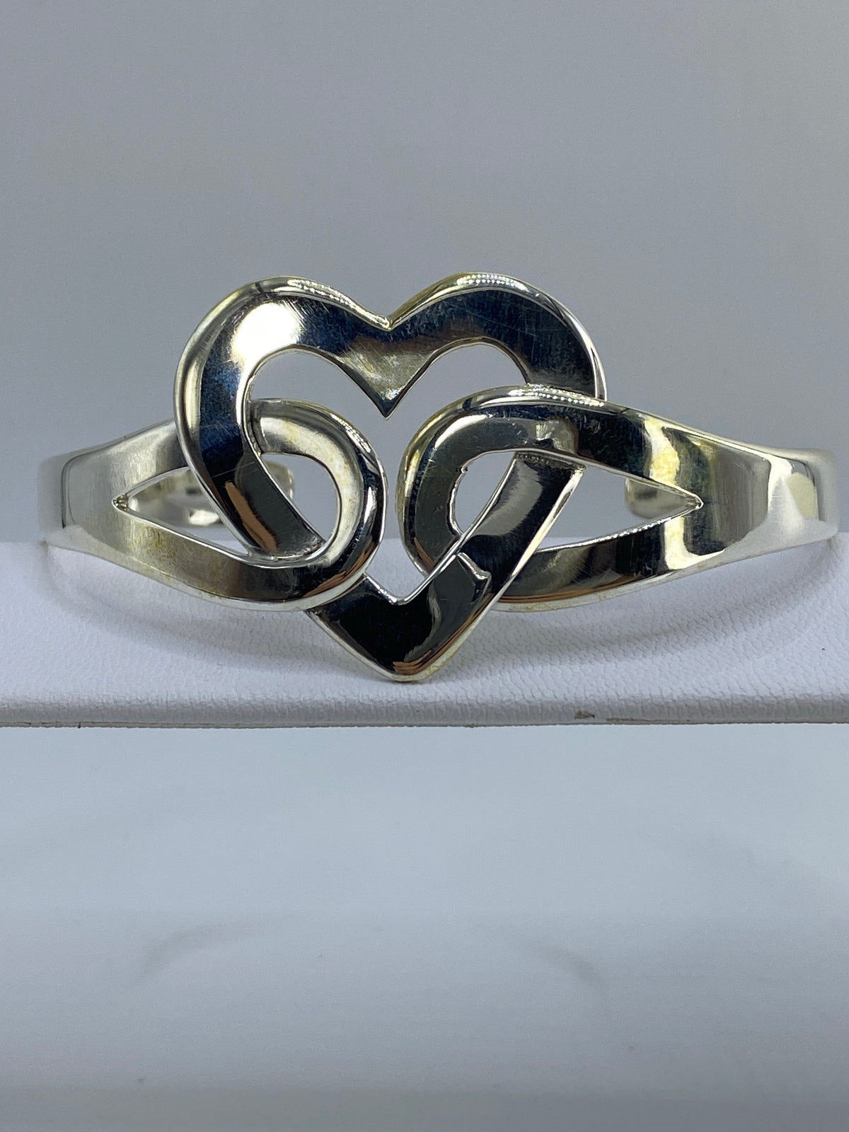 Brazalete de plata 925 cartoneado, rígido, con abertura frontal, en muñeca de mujer