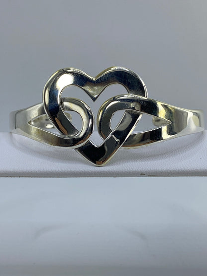 Brazalete de plata 925 cartoneado, rígido, con abertura frontal, en muñeca de mujer