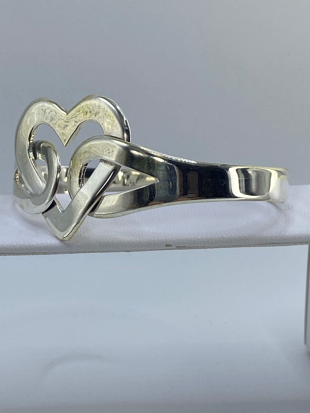 Brazalete de plata Taxco vista lateral mostrando el volumen de la técnica cartoneado